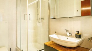 Dusche, kostenlose Toilettenartikel, Haartrockner, Handtücher