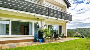 Outdoor dining - Apartment "Tannenblick" with Private Terrace & Wi-Fi (Schönwald)