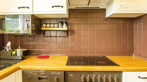 KĂŒhlschrank, Mikrowelle, Ofen, Herdplatte