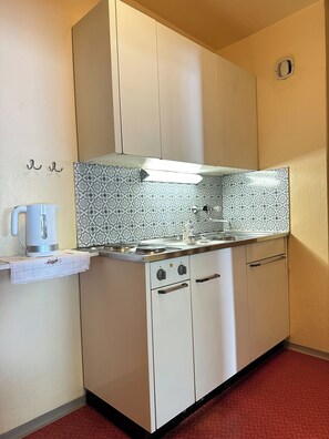 Fridge, stovetop, coffee/tea maker, electric kettle