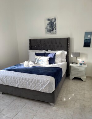 5 bedrooms, iron/ironing board, WiFi, bed sheets