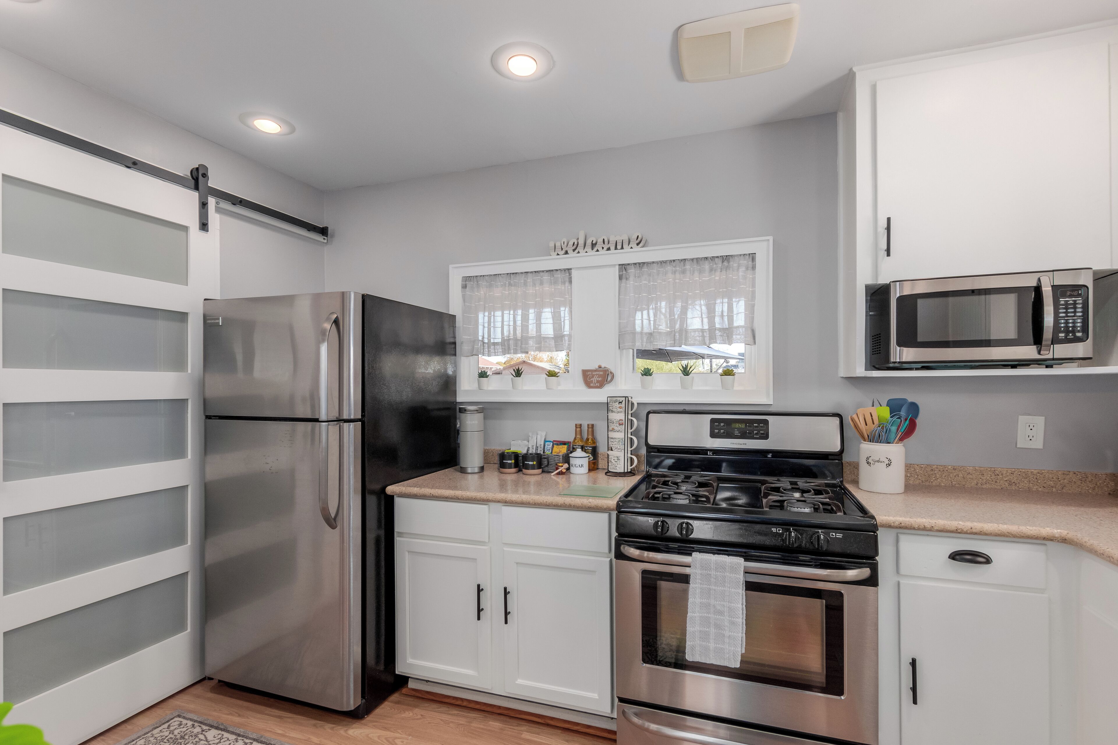 Refrigerador, microondas, horno, placa de cocina