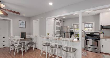 Charming Bungalow in the heart of Phoenix/Biltmore area.