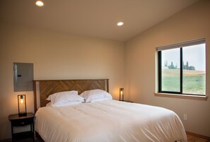1 bedroom, WiFi, bed sheets - Willowline Cabin #6 (Kalispell)