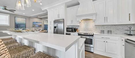 Refrigerador, microondas, horno, placa de cocina