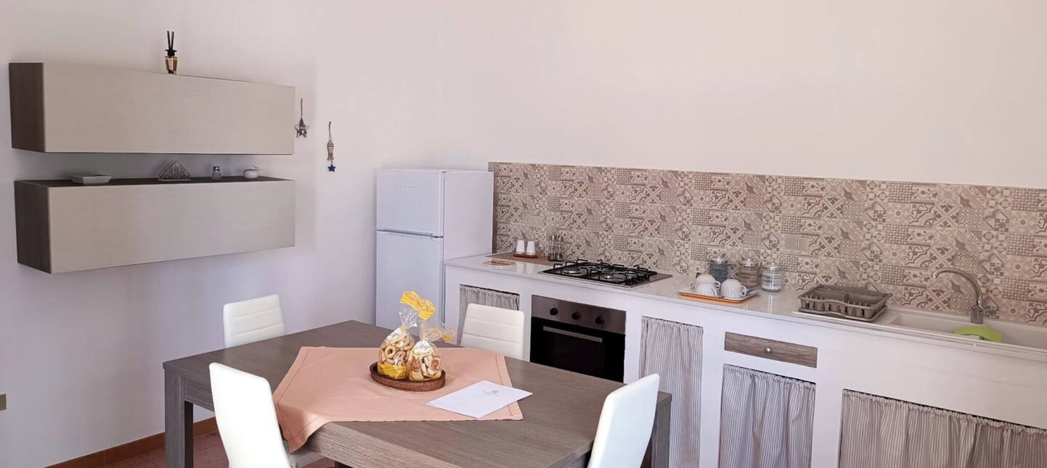 冷蔵庫、オーブン、コンロ、調理器具と食器