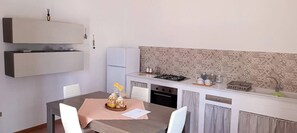 Fridge, oven, stovetop, cookware/dishes/utensils - Casa Vacanze Mareverde (Torre San Giovanni)