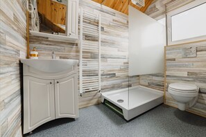 Combined shower/bathtub, towels - Zoo Adjacent Summit Flat By Brasov BnB (Brașov)