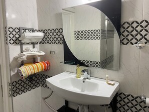 Shower, hair dryer, towels, soap - Marc Cozy Nest is one of Jamaica’s best kept secrets!  (Saint Ann's Bay)