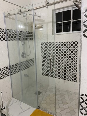 Dusche, Haartrockner, Handtücher, Seife