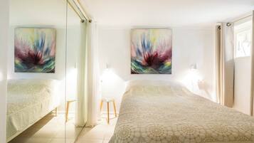 2 bedrooms, desk, WiFi, bed sheets