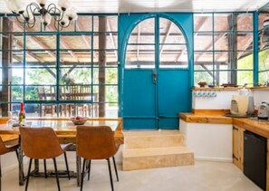 KĂŒhlschrank, Mikrowelle, Ofen, Wasserkocher mit Kaffee-/Teezubehör