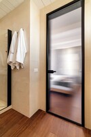 Habitación Premium | Baño | Ducha, cabezal de ducha tipo lluvia, secador de pelo y zapatillas
