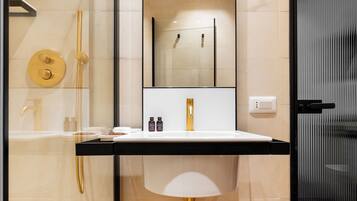 Deluxe Room | Bathroom | Shower, rainfall showerhead, hair dryer, slippers