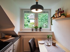 Køleskab, ovn, kogeplade, kaffe-/temaskine