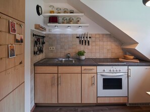 Kühlschrank, Ofen, Herdplatte, Wasserkocher mit Kaffee-/Teezubehör