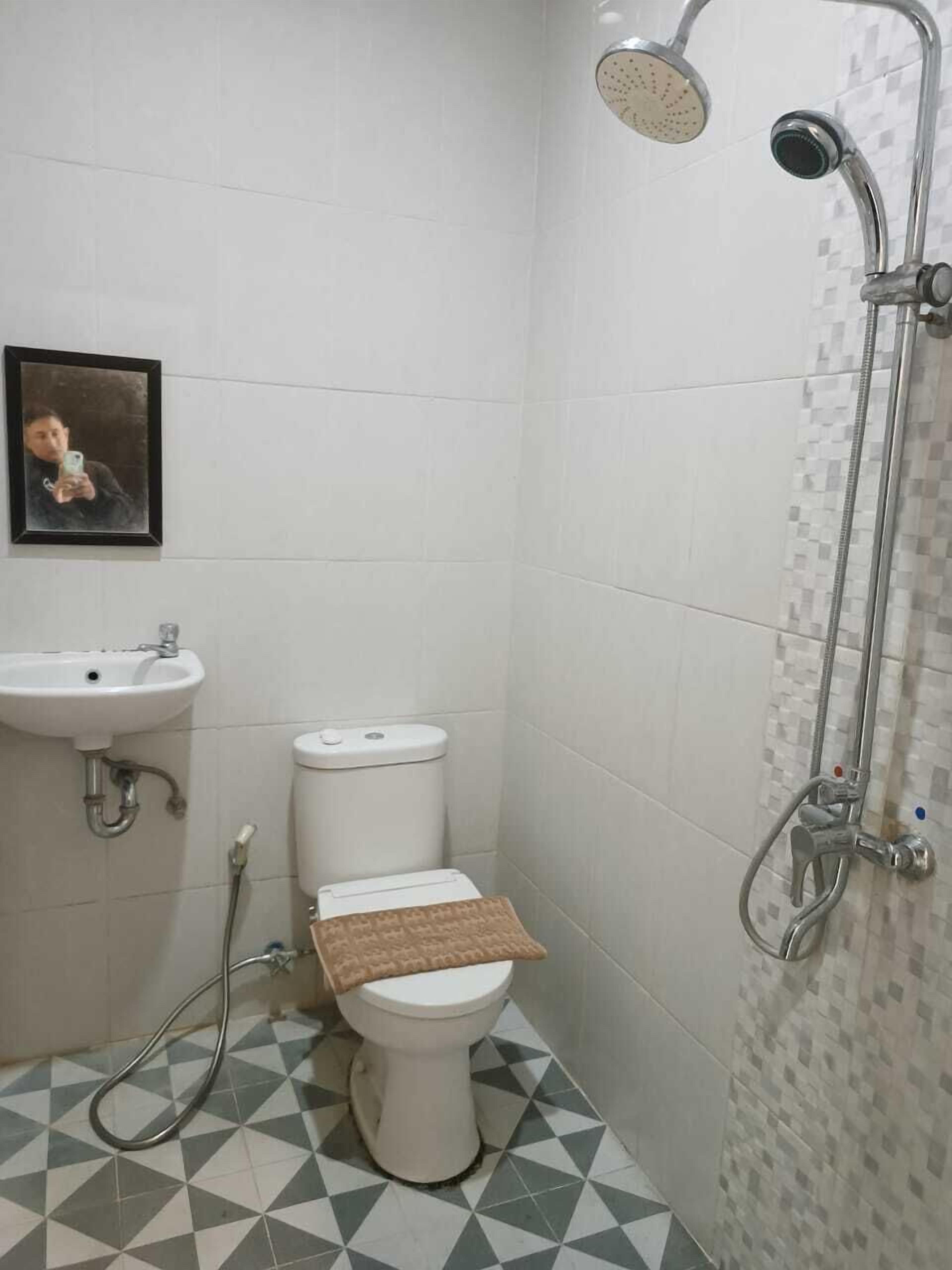 Ein kleines Badezimmer mit Toilette, Waschbecken und Dusche.
