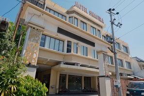 Un hotel con un vestíbulo amplio, varias ventanas y un letrero que dice 'HOTEL SHAFIRA'.