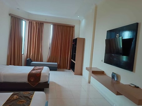 Suite Room | 1 quarto, escrivaninha, Wi-Fi de cortesia, roupa de cama. Shafira Hotel Yogyakarta