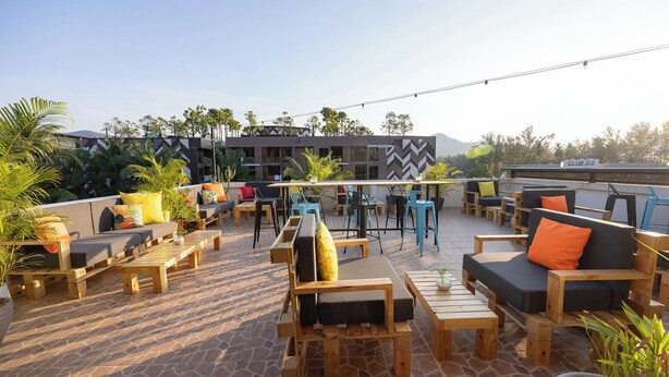 Rooftop bar - Club 22 Kamala Suites (Kamala)