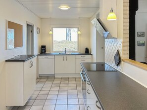 Kühlschrank, Mikrowelle, Ofen, Geschirrspüler