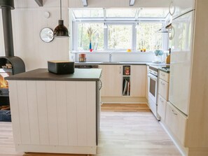 Refrigerador, lavavajillas y utensilios de cocina 
