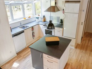 Kühlschrank, Geschirrspüler, Kochgeschirr/Geschirr/Besteck