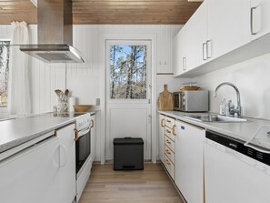 Kjøleskap, mikrobølgeovn, oppvaskmaskin og kjøkkenutstyr