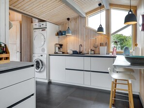 ثلاجة، فرن، غسالة أطباق، كرسي للأطفال