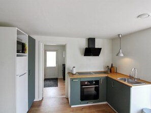 Kühlschrank, Mikrowelle, Ofen, Kochgeschirr/Geschirr/Besteck