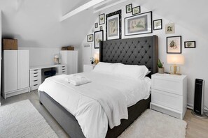 1 bedroom, desk, WiFi, bed sheets - Capitola Village Work-Live Loft - Pet Friendly (Capitola)