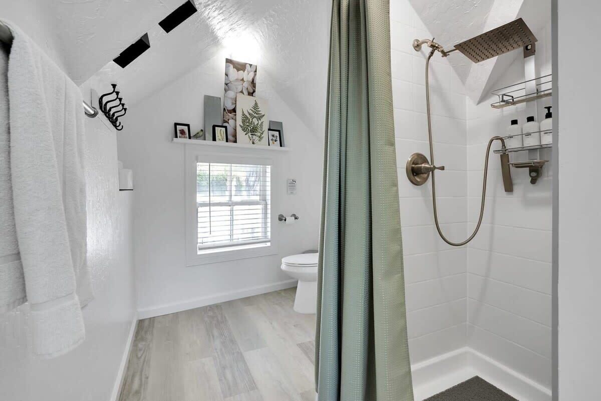 Shower, hair dryer, towels, shampoo