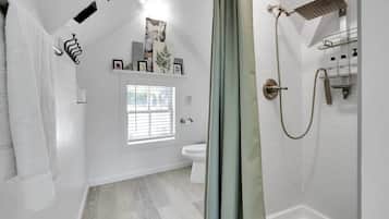 Shower, hair dryer, towels, shampoo