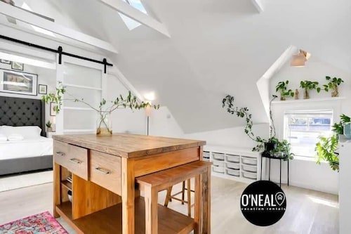 Capitola Village Work-Live Loft - Pet Friendly