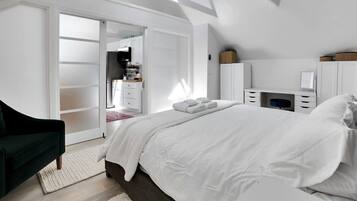 2 bedrooms, desk, WiFi, bed sheets