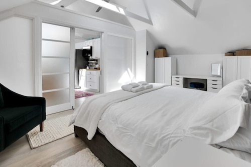 Capitola Village Work-Live Loft - Pet Friendly