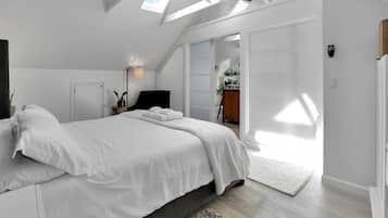 1 bedroom, desk, WiFi, bed sheets