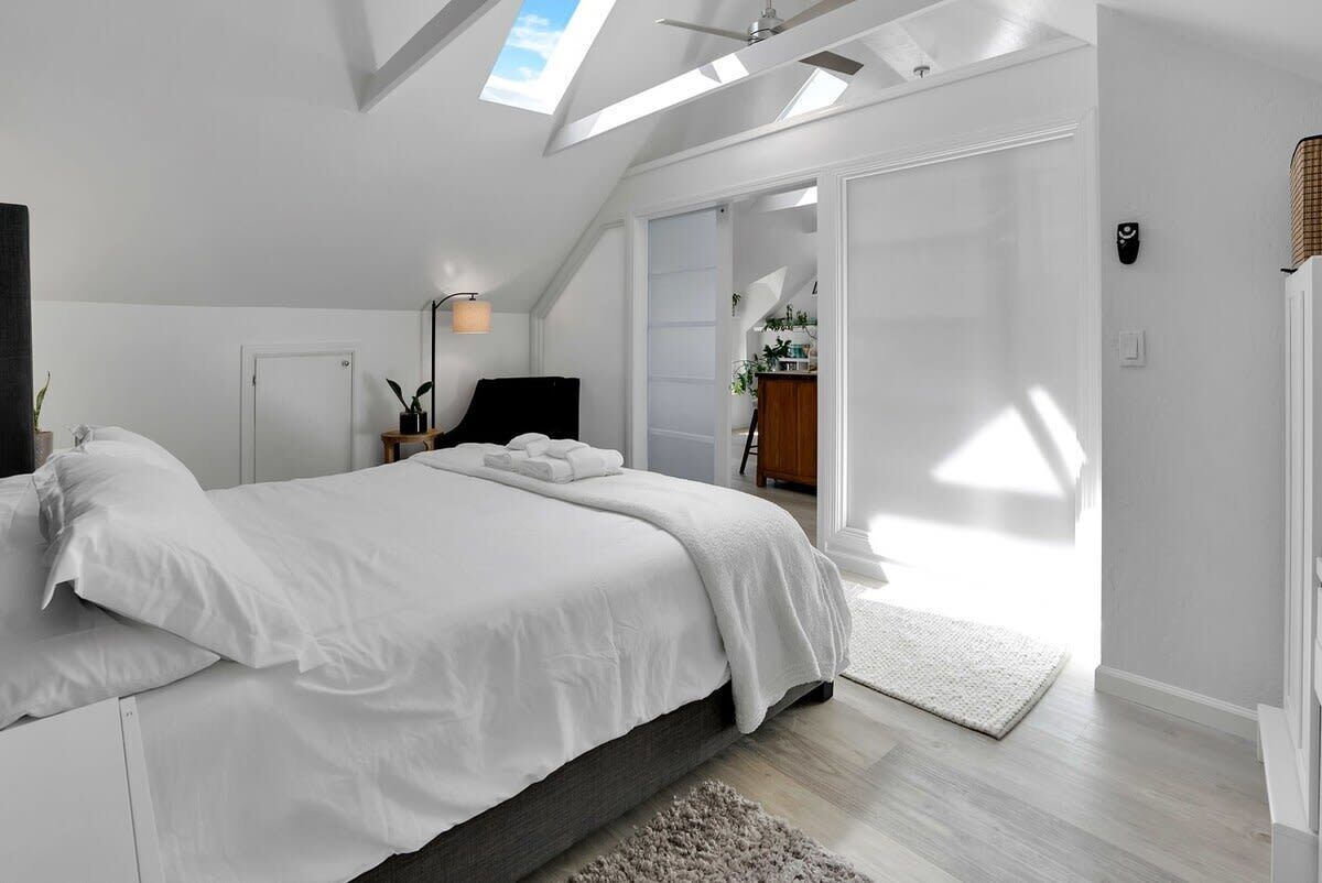 1 bedroom, desk, WiFi, bed sheets