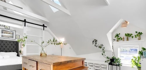 Capitola Village Work-Live Loft - Pet Friendly
