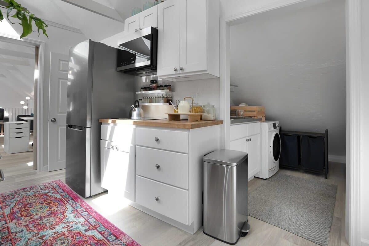Coffee/tea maker, fridge, microwave, oven