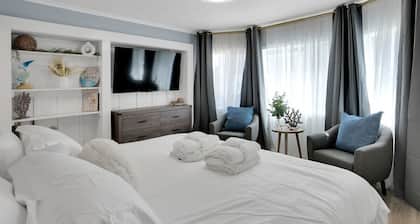 Capitola Village Hideaway Bungalow - Pet friendly!