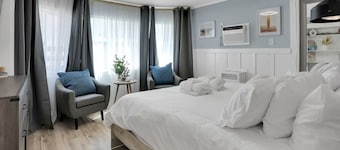 Capitola Village Hideaway Bungalow - Pet friendly!