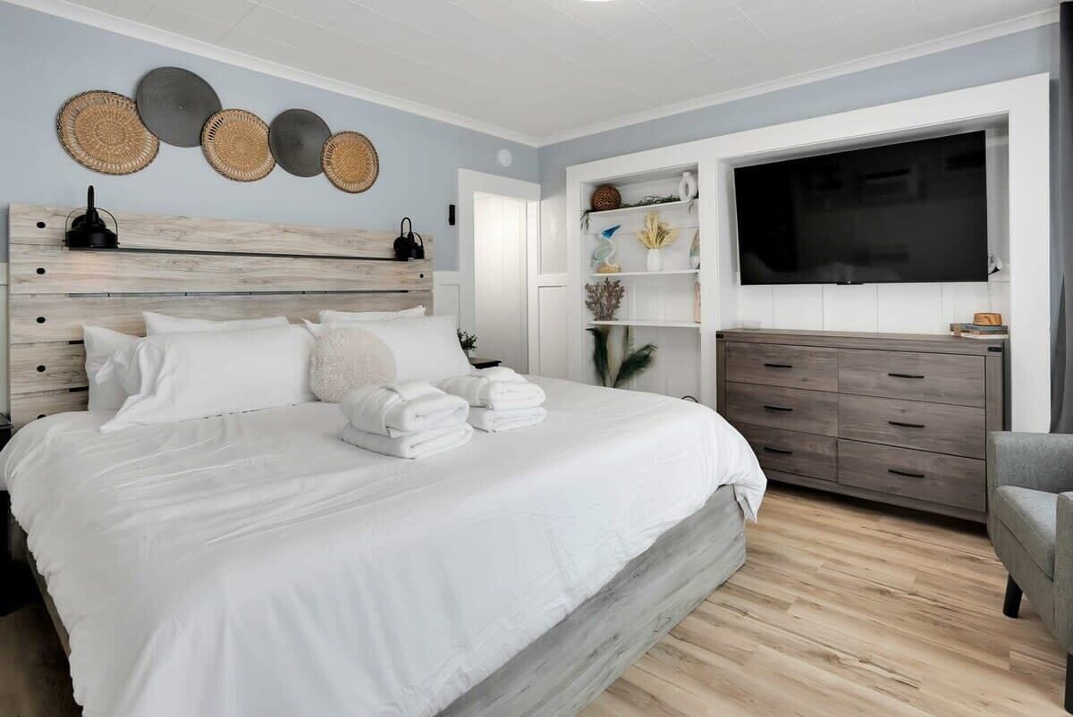Capitola Village Hideaway Bungalow - Pet friendly!