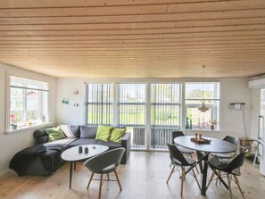 Fernseher, Kamin, DVD-Player