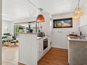 Kühlschrank, Mikrowelle, Geschirrspüler, Kochgeschirr/Geschirr/Besteck