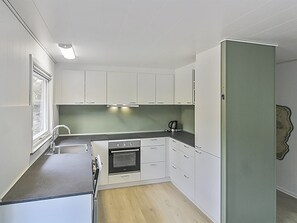 Kylskåp, mikrovågsugn, diskmaskin och grytor/köksredskap