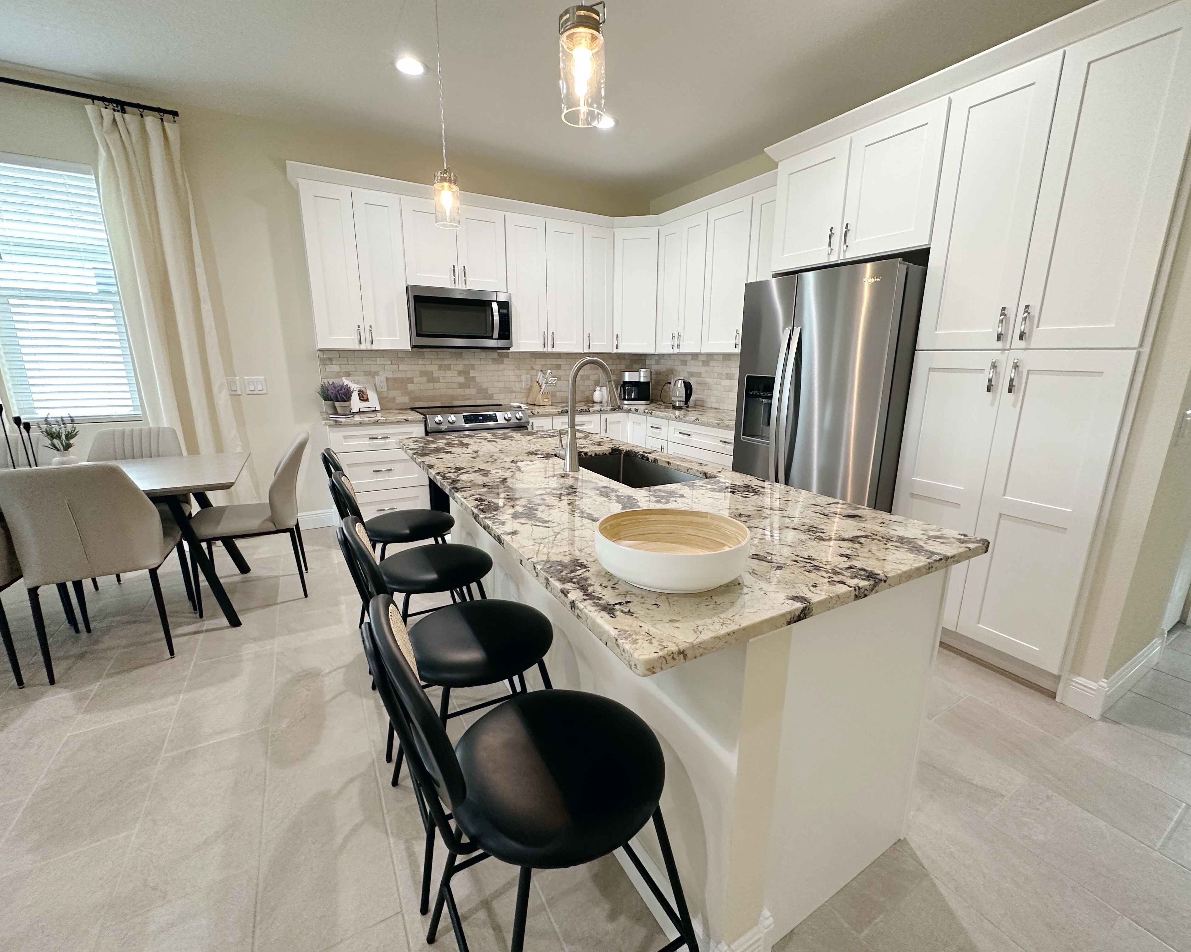 冷蔵庫、電子レンジ、オーブン、コンロ