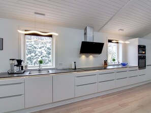 Kjøleskap, mikrobølgeovn, oppvaskmaskin og kjøkkenutstyr