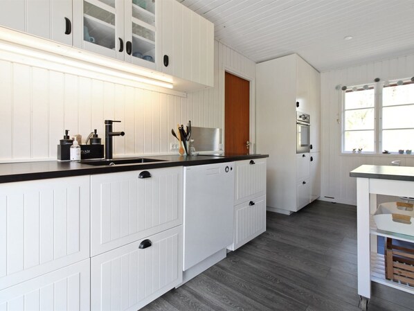 Kühlschrank, Geschirrspüler, Kochgeschirr/Geschirr/Besteck