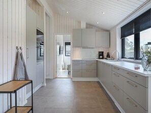 Een koelkast, een microgolfoven, een oven, een vaatwasser